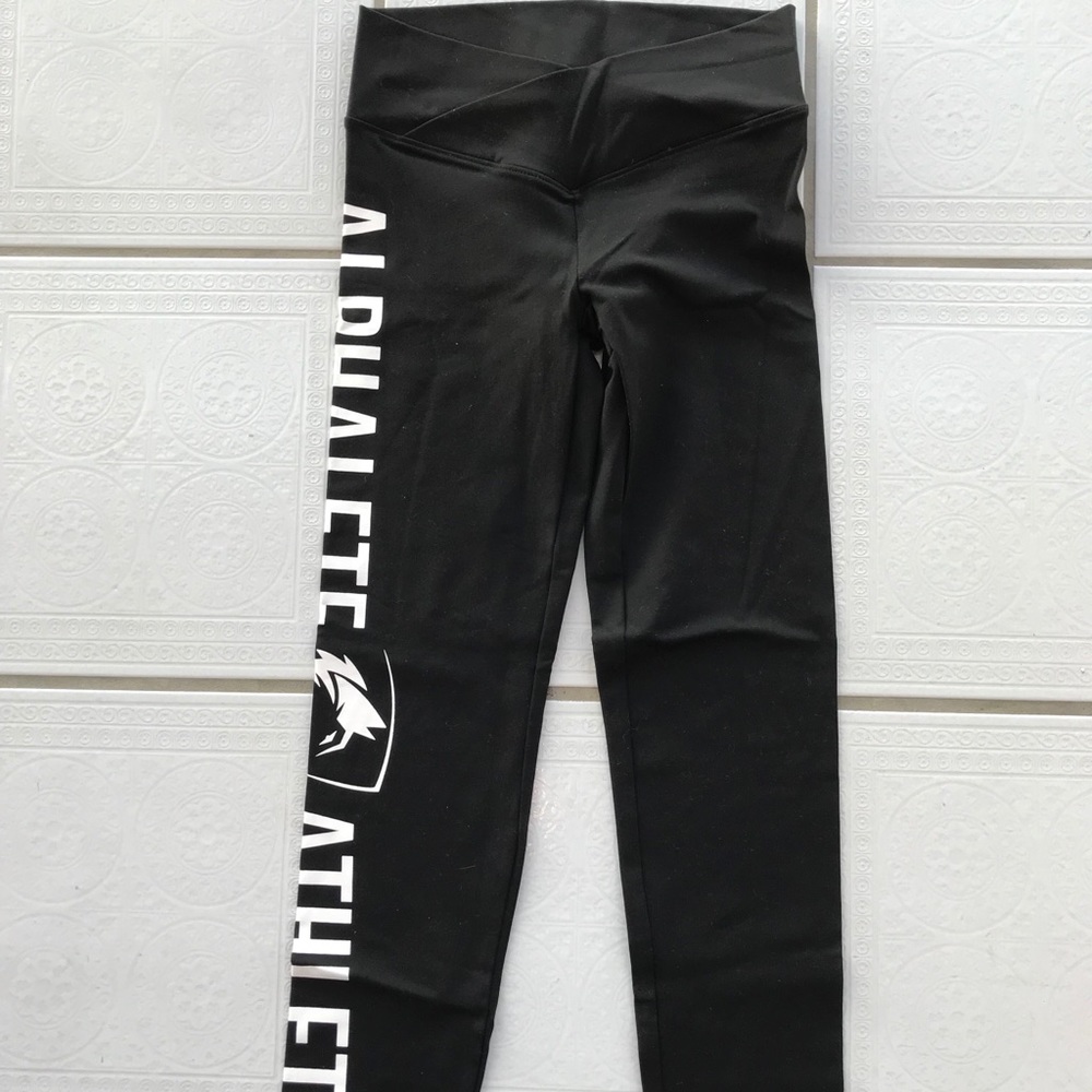 Black Alphalete leggings.